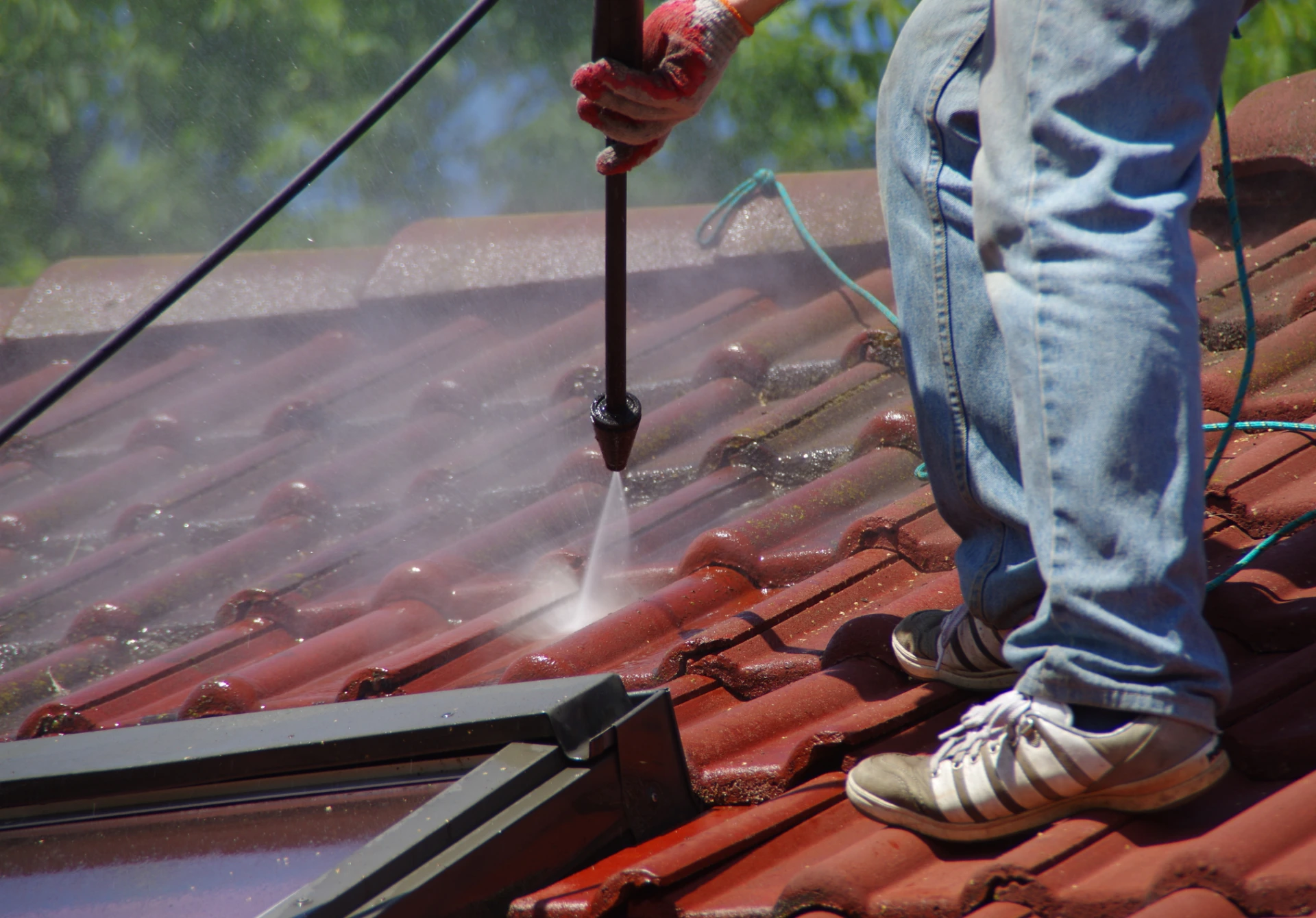 House roof cleaning with pressure tool